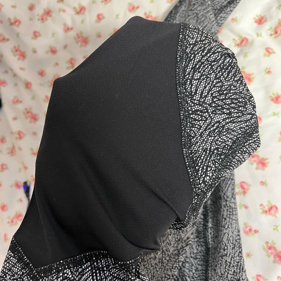 Lululemon Cropped Leggings Size 2 - Picture 7 of 7